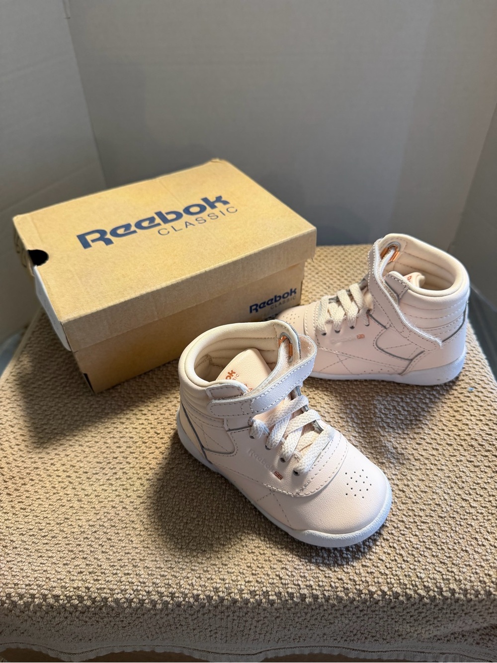 NWT Leather Reebok Size 4.5 Infants F/S Hi Muted High Top Sneakers